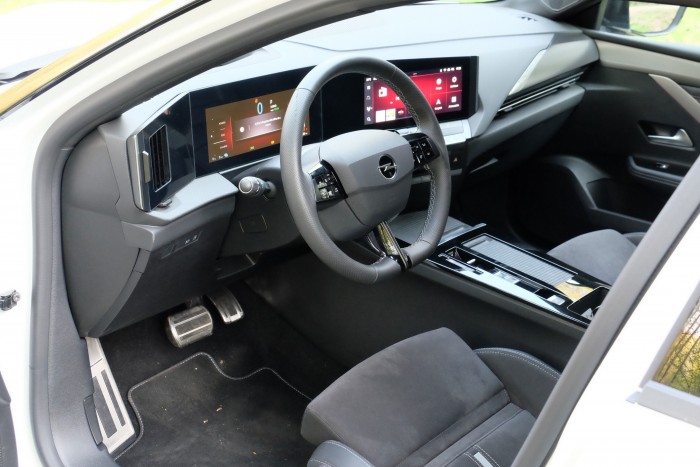 Itt a kipattintott, sportosabb hibrid Astra 9 | Vezess Itt a kipattintott, sportosabb hibrid Astra 9