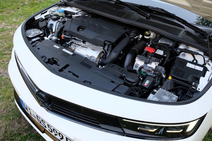 Itt a kipattintott, sportosabb hibrid Astra 13 | Vezess Itt a kipattintott, sportosabb hibrid Astra 13