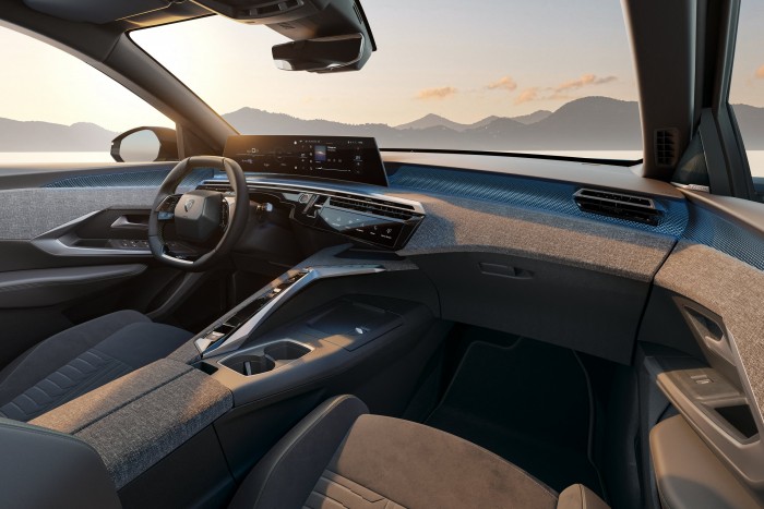 Világújdonsággal érkezik a legújabb Peugeot 8 | Vezess Világújdonsággal érkezik a legújabb Peugeot 8