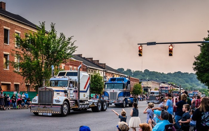 Pazar felvonulással emlékeztek a 100 éves kamiongyártóra 6