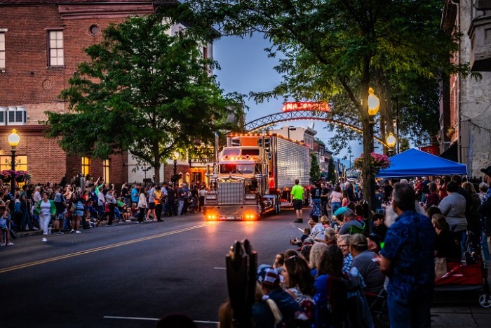 Pazar felvonulással emlékeztek a 100 éves kamiongyártóra 4