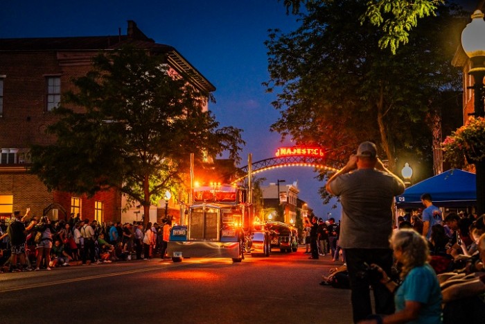 Pazar felvonulással emlékeztek a 100 éves kamiongyártóra 3