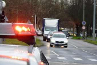 Tilosban járt a sofőr, futva menekült hazáig a rendőrök elől