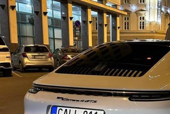 Egyedei rendszámos Porschét ekéznek a neten