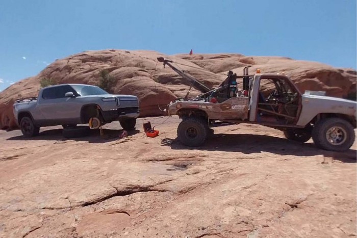 Filléres tákolás mentette meg a terepen elakadt méregdrága villanyautót 1 | Vezess Filléres tákolás mentette meg a terepen elakadt méregdrága villanyautót 1