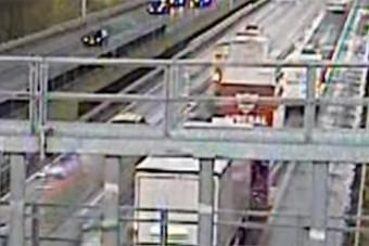 Vészvillogóval cammogó kisteherautó okozott balesetet az M0-son