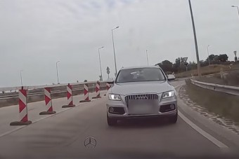 Csak azért is behajtott a lezárt útra Kecskemétnél, de emberére akadt