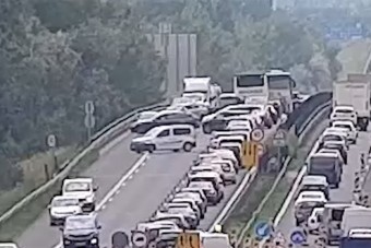 Elképesztő jelenetek az M1-esen, sorra fordultak meg az autósok a terelésben