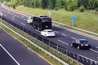 Elnézte a sávváltást egy buszsofőr az M2-esen, roncsderbi lett belőle