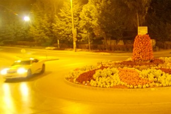 Kihalt körforgalomban driftelt, százezret fizethet és a jogsiját is elvették