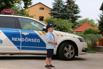 Rendőrautóval ment óvodába egy 4 éves kisfiú
