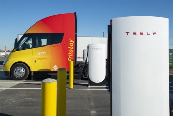 A Tesla visszahívja az elektromos nyerges vontatóit