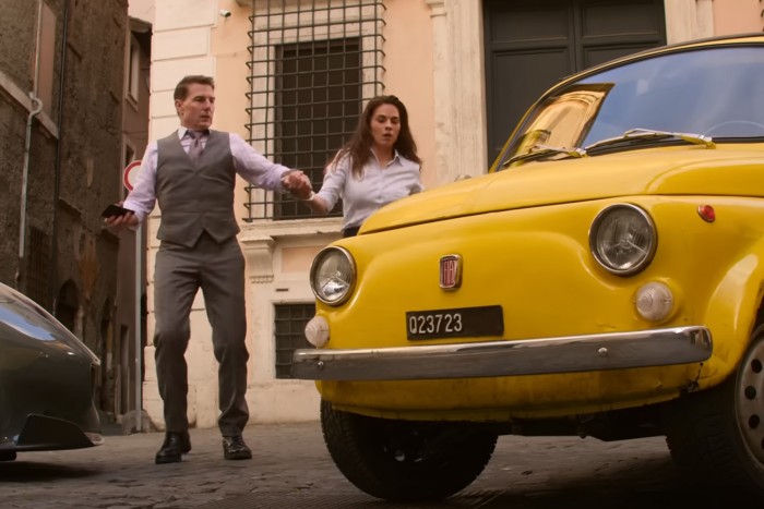 Tom Cruise bilincsbe verve menekül egy igen érdekes autóval