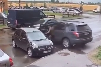 Úgy leparkolt, hogy a fal adta a másikat