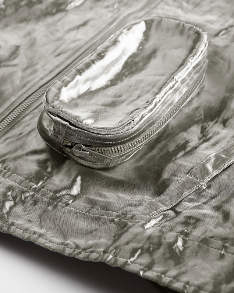 Fémből készült a dzseki a szuperautó mellé 7