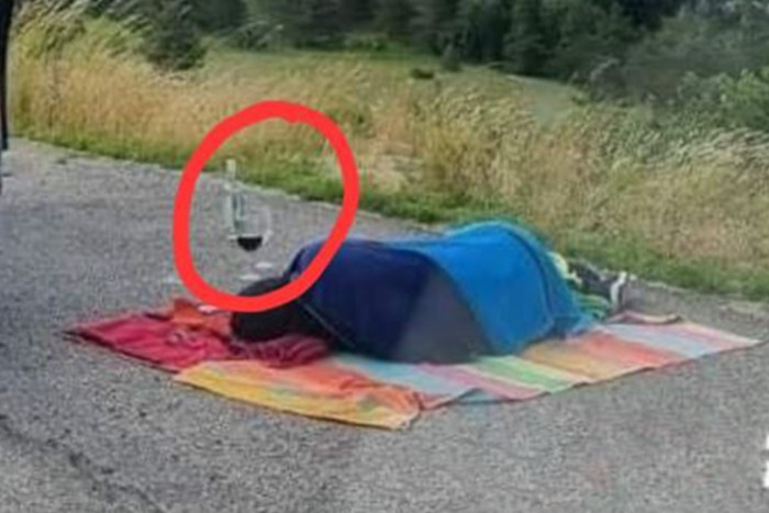 Lepihent, borba fojtotta bánatát egy megfáradt magyar mercis az út szélén 3 | Vezess Lepihent, borba fojtotta bánatát egy megfáradt magyar mercis az út szélén 3