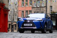 Ott újult az elektromos Lexus, ahol kellett 17