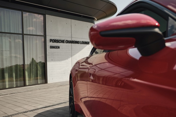 Luxuskörülmények között is lehet autót tölteni 7