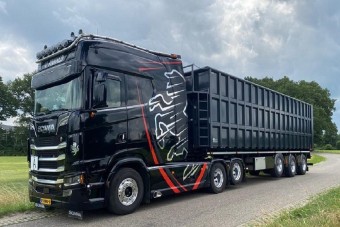 Vonzza a tekinteteket ez a V8-as nyerges