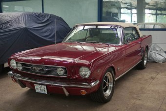 Ritka amerikai veterán autókat árverez el a NAV