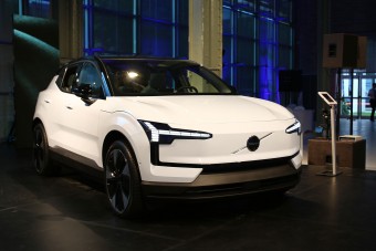 Prémiumautó tart Magyarországra Kínából