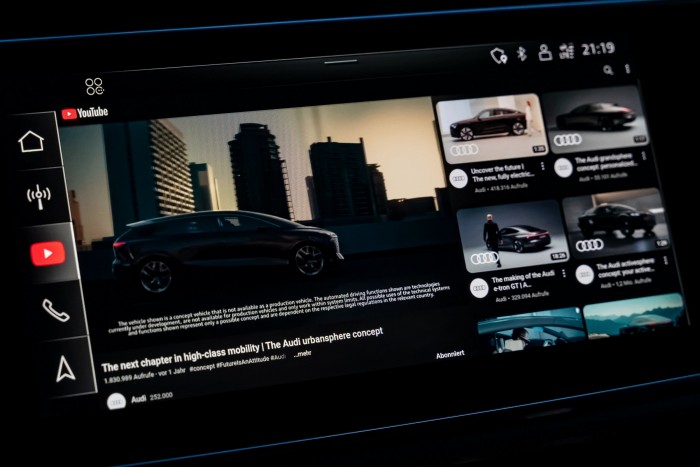 Az autókat is megszállják az online reklámok