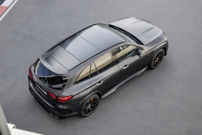 680 lóerős családi hibrid az AMG-től 8