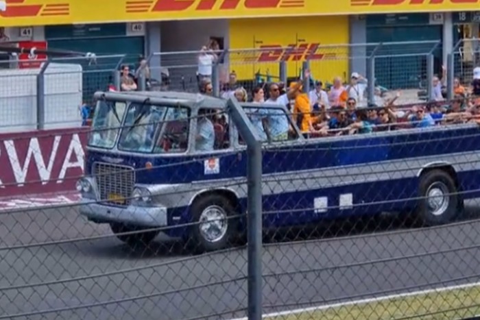 BKV buszra szálltak Hamiltonék