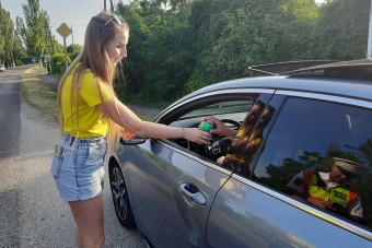 Sört osztogattak a rendőrök a józan sofőröknek Veszprémben