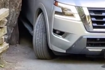A nagy autók átka: egy fatörzsbe is beszorulhatsz