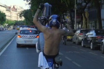 Félmeztelenül egykerekezett a Nagykörúton, a rendőrök sem izgatták
