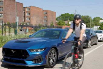 Hímes tojásként fog vigyázni a biciklisekre az új Mustang