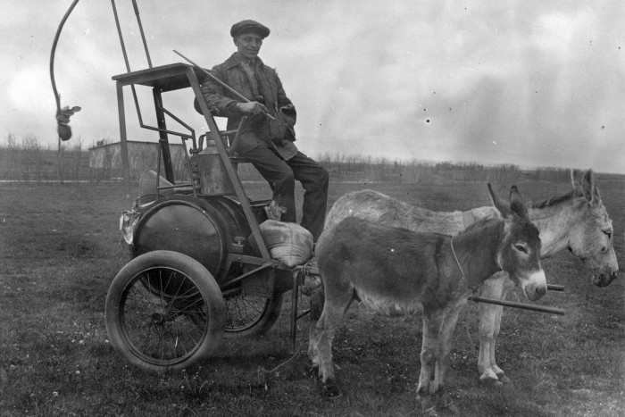 1925-ben két szamár húzta a benzinkutat Magyarországon 1