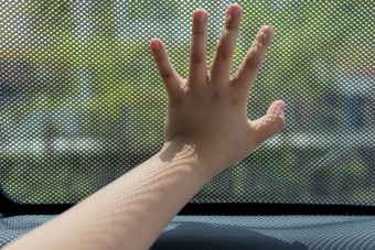 Tétlenség helyett cselekedtek a járókelők, mentették a forró autóba zárt csecsemőt