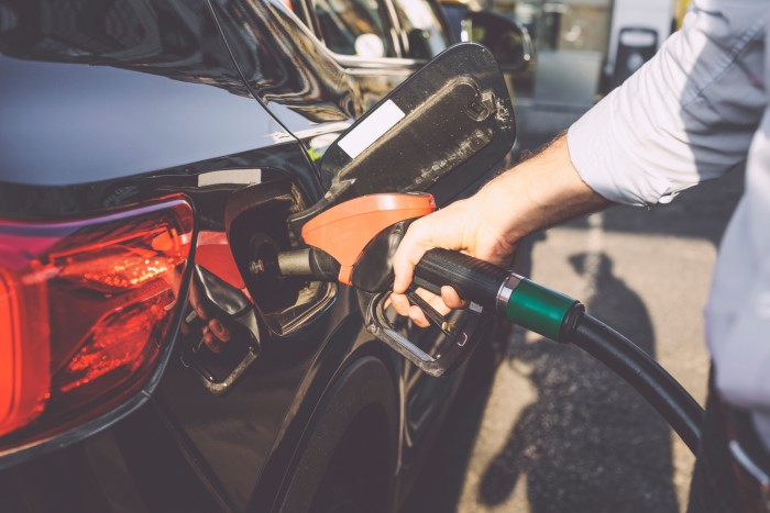 Itt vannak a számok, ennyit tankolhatnak a fizetésükből a magyarok