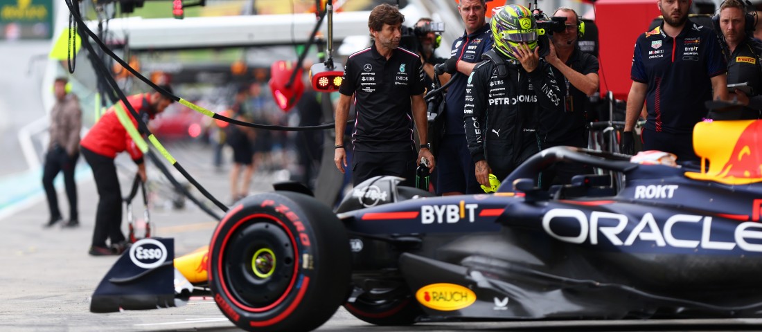 F1: Verstappen tarolt, Hamilton bakizott a sprintidőmérőn