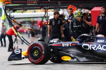 F1: Verstappen tarolt, Hamilton bakizott a sprintidőmérőn