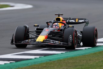 F1: Bokszutcai balesete után is Verstappené a brit pole-pozíció
