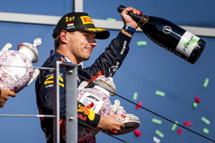 F1: Összetört Verstappen herendi trófeája, milliós a kár