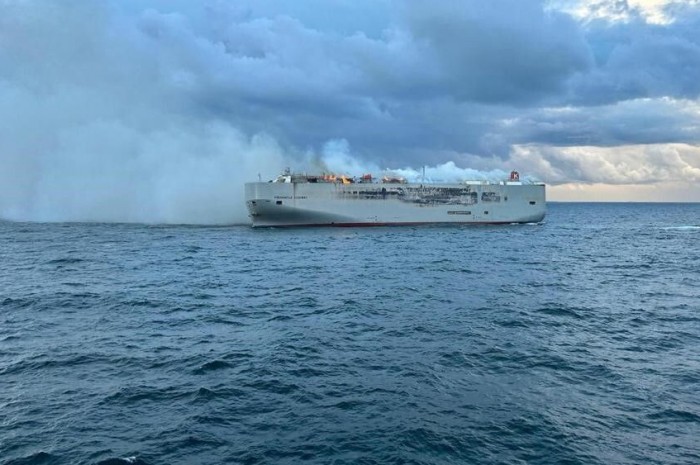 3000 autóval a fedélzetén lángol az 18500 tonnás teherhajó