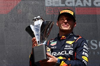 F1: Megint eltört Verstappenék trófeája