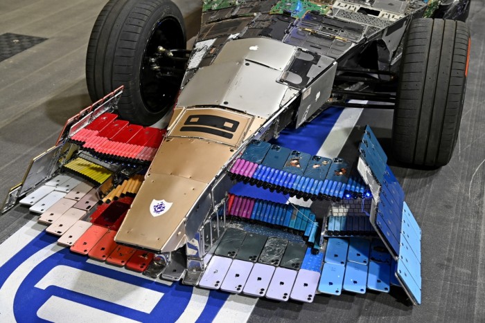 Kukázott iPhone-okból építettek versenyautót