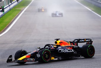 F1: Verstappené az esős sprint, Hamiltont megbüntették
