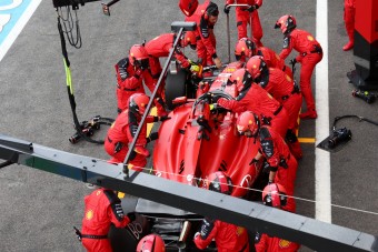 F1: Amatőr hiba miatt esett ki Sainz