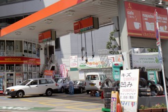 A tetőről lógnak a töltőpisztolyok a trükkös kúton