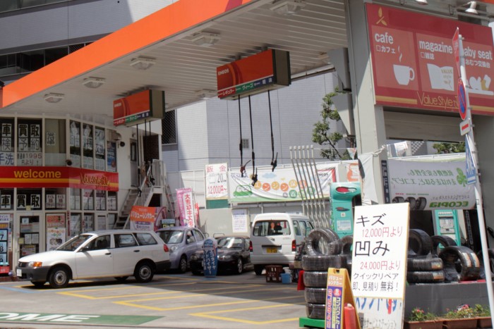 A tetőről lógnak a töltőpisztolyok a trükkös kúton