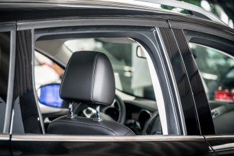 Vigyázz! Itt megbüntetnek, ha nyitva a kocsi ablaka