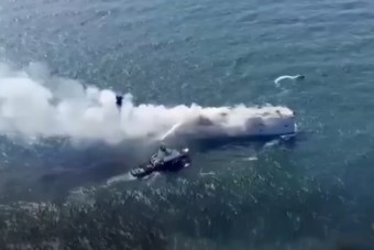 Itt a felvétel a 3000 autóval lángoló teherhajóról