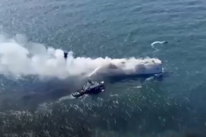 Itt a felvétel a 3000 autóval lángoló teherhajóról