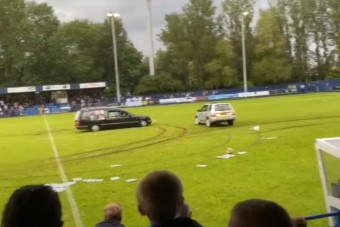 Halottaskocsi pörgött a focipályán, a mérkőzést le kellett fújni